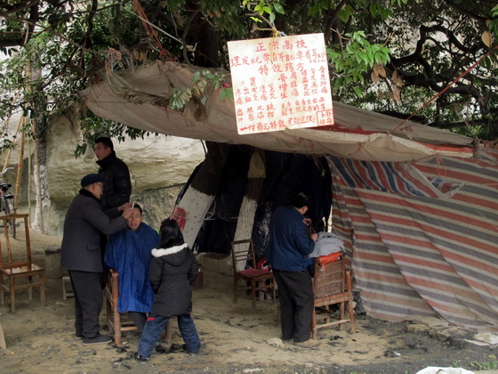 ここの屋台は散髪すると同時に特効薬もうっています