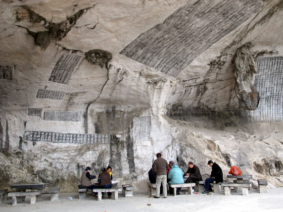 古跡の壁書がいっぱいある所で「字牌」