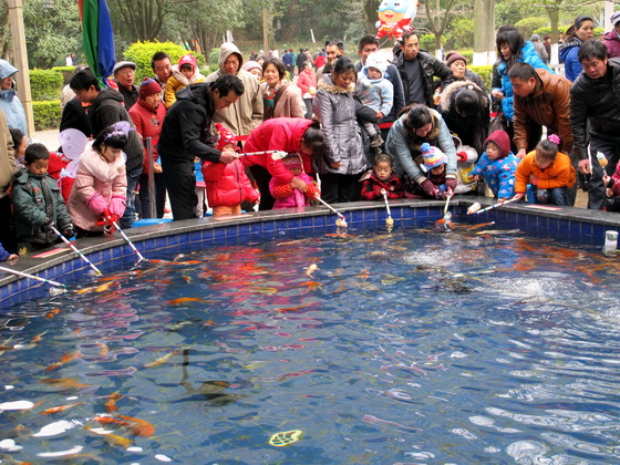 春節には一番喜んでいるのはやはり子供たちです