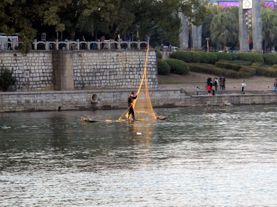 灕江.漁師が筏に乗って