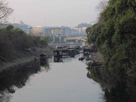 「解放橋」の下を潜った遊覧船