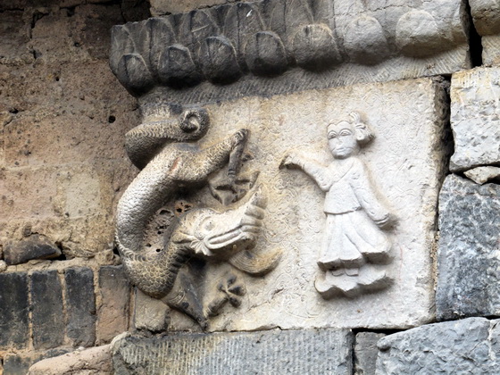 ここは昔から残ってきた村の門です