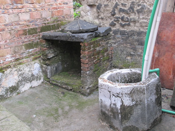 お婆さんが石臼の上で洋服を洗濯していました