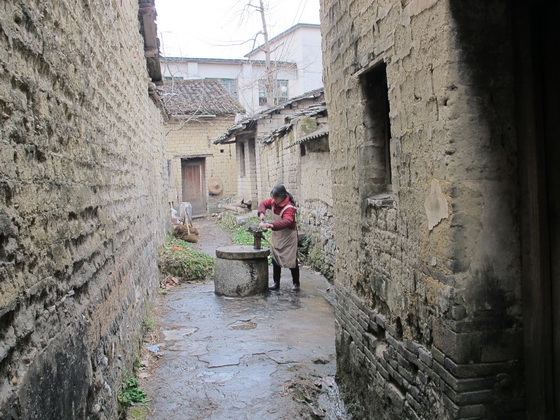 縦に走る路地の横にtたくさんの横町があります