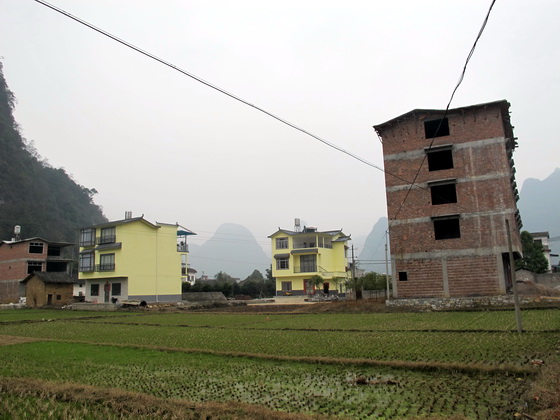 遇龍村の近くでみんながバスを降りました