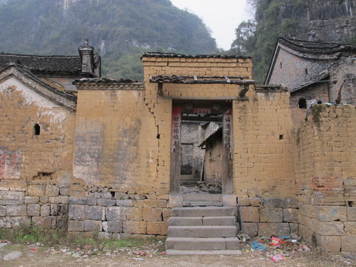 水田だった畑に金木犀を植えている年輩の夫婦.桂林観光