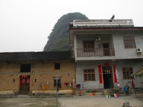 こんな家にも人が住んでいます.桂林観光