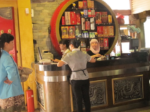 でっかい馬車の車輪で店を飾って