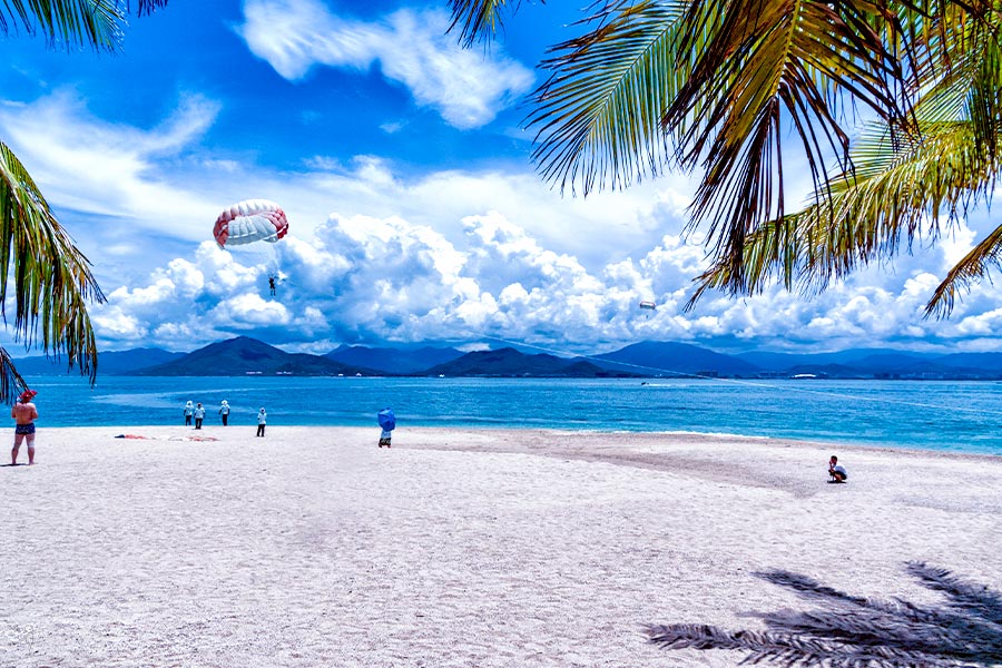 三亜湾に浮かぶ西島でマリンスポーツ体験