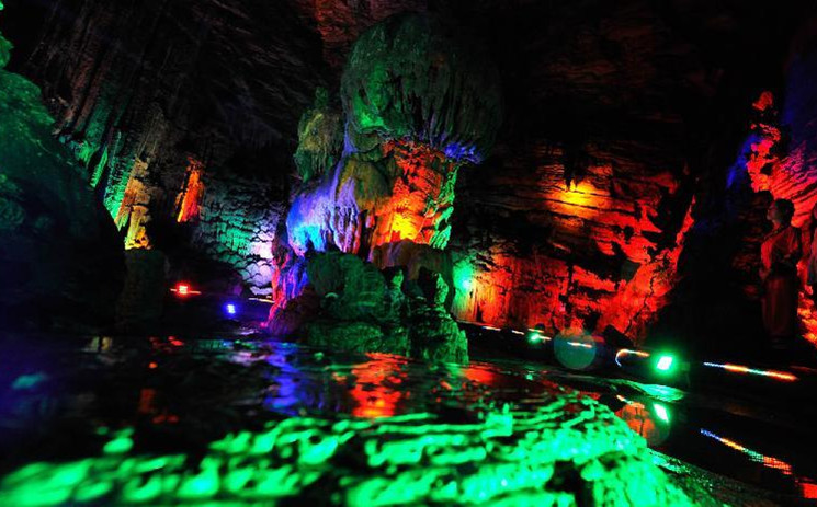 龍缸風景区にある鐘乳洞