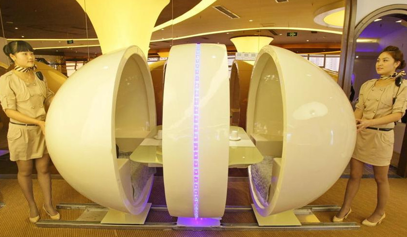 2人のカップルに向きのたまご形の食卓、二人ぎりの世界。