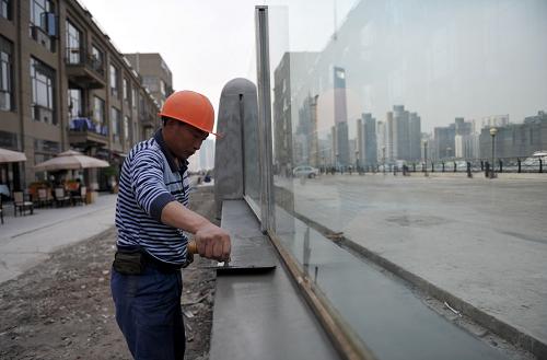 「ガラスの洪水防止壁」は建設の最後段階に入った