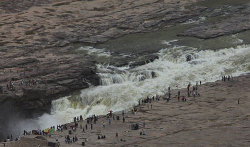 黄河壺口瀑布は水色が黄色から緑色に変わった