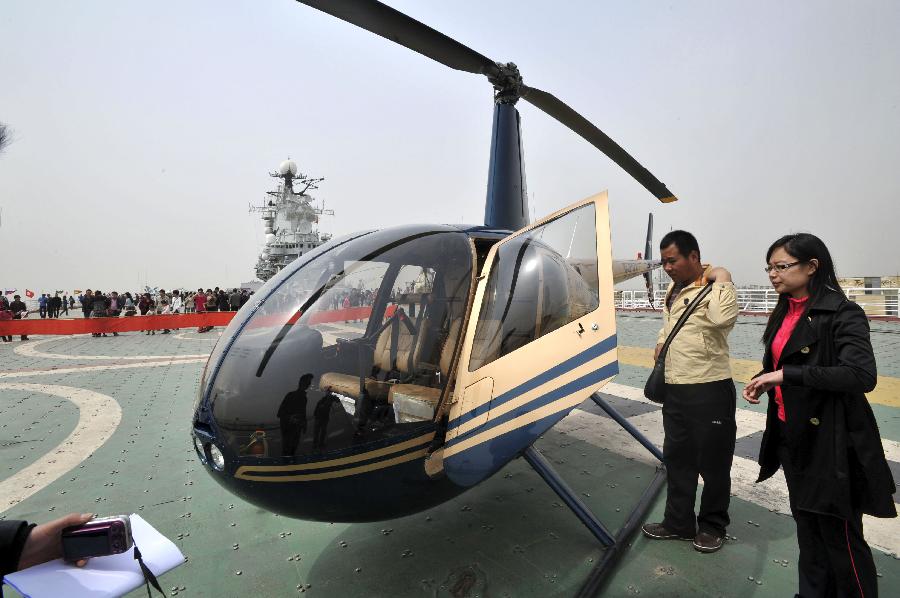 観光客は遊覧エリコプターに乗る前の準備をしていた。