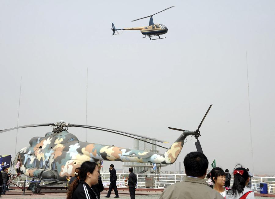 遊覧エリコプターは客を乗せ、空母から離陸した。