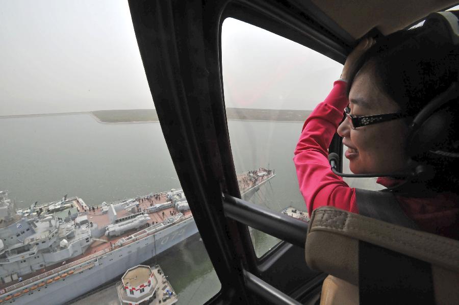観光客は遊覧エリコプターから「基輔号」空母を俯瞰していた。