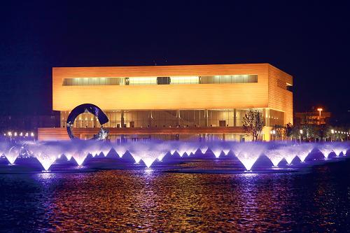 天津文化センターが綺麗にライトアップされた