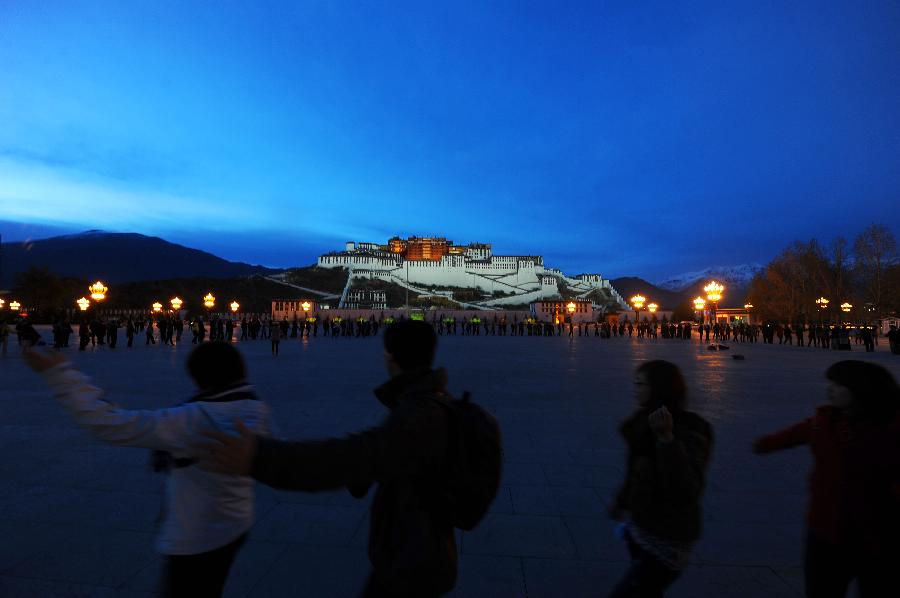 4月9日、観光客はポタラ宮広場で踊っていた