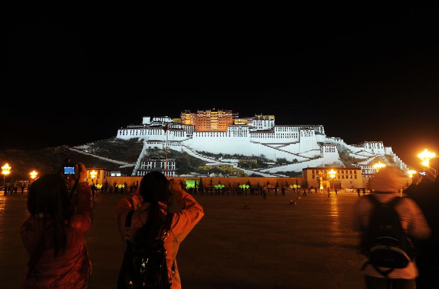 4月9日、観光客はポタラ宮の写真を撮っていた