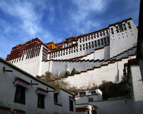 ポタラとはサンスクリット語で「聖城」の意。歴代のダライ・ラマの居城であった宮殿内部は精巧な彩色が施され、チベット文化の最盛期の面影を色濃く残しています。